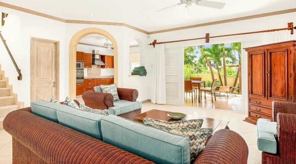 Фото Bright 3 Br Villa with Pool