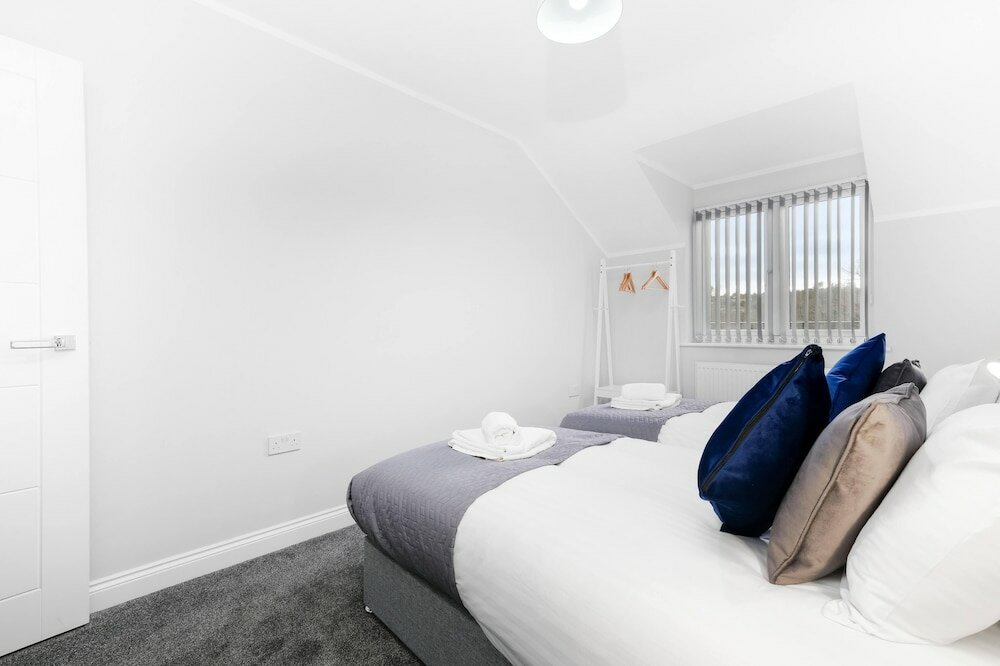 Фото 2 Bdrm Penthouse with parking Wycombe