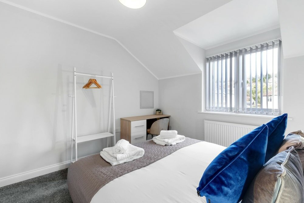 Фото 2 Bdrm Penthouse with parking Wycombe