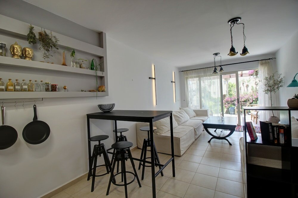 Фото 1 Bedroom Apartment on Beach Elias Upper