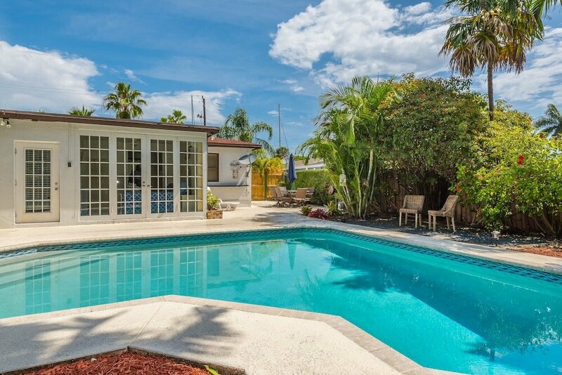Гостиница Casa Sirena by The Marina Suites with Pool в Дания Бич