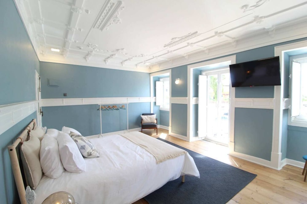 Фото Lovely Bedroom With Patio in Lisbon
