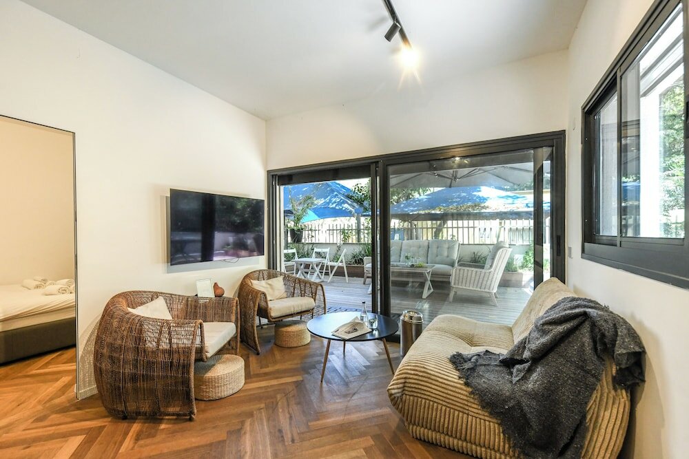 Фото Stylish 3br Apt with Patio in the City