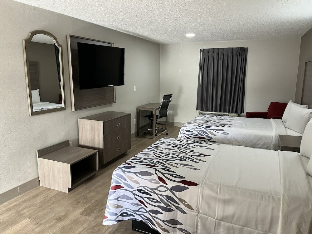 Фото Red Roof Inn & Suites Newport News