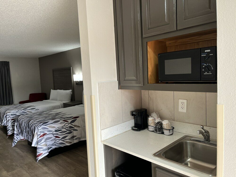 Фото Red Roof Inn & Suites Newport News