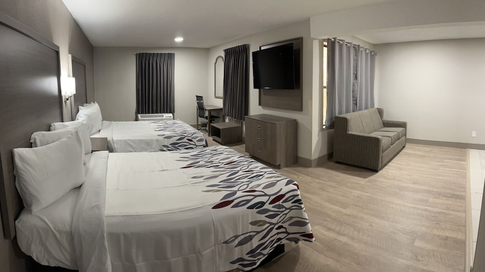 Фото Red Roof Inn & Suites Newport News