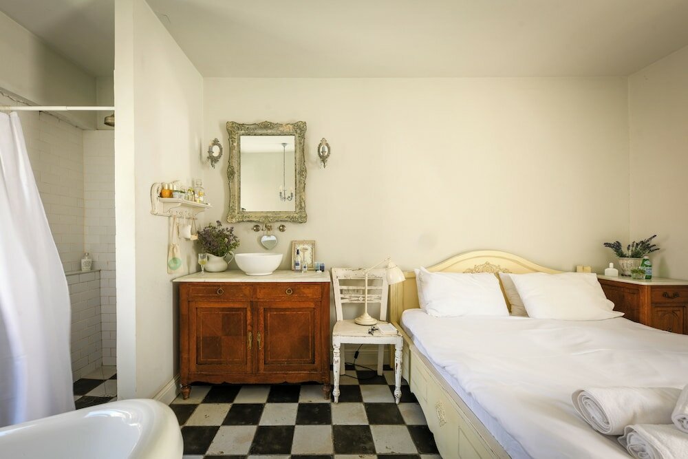 Фото Elegant 1br Apt w Balcony in the City