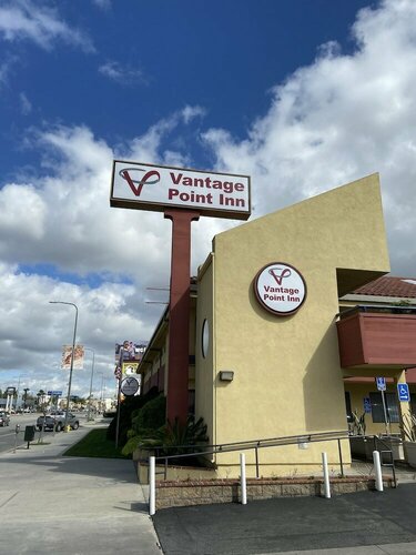 Гостиница Vantage Point Inn Woodland Hills в Лос-Анджелесе