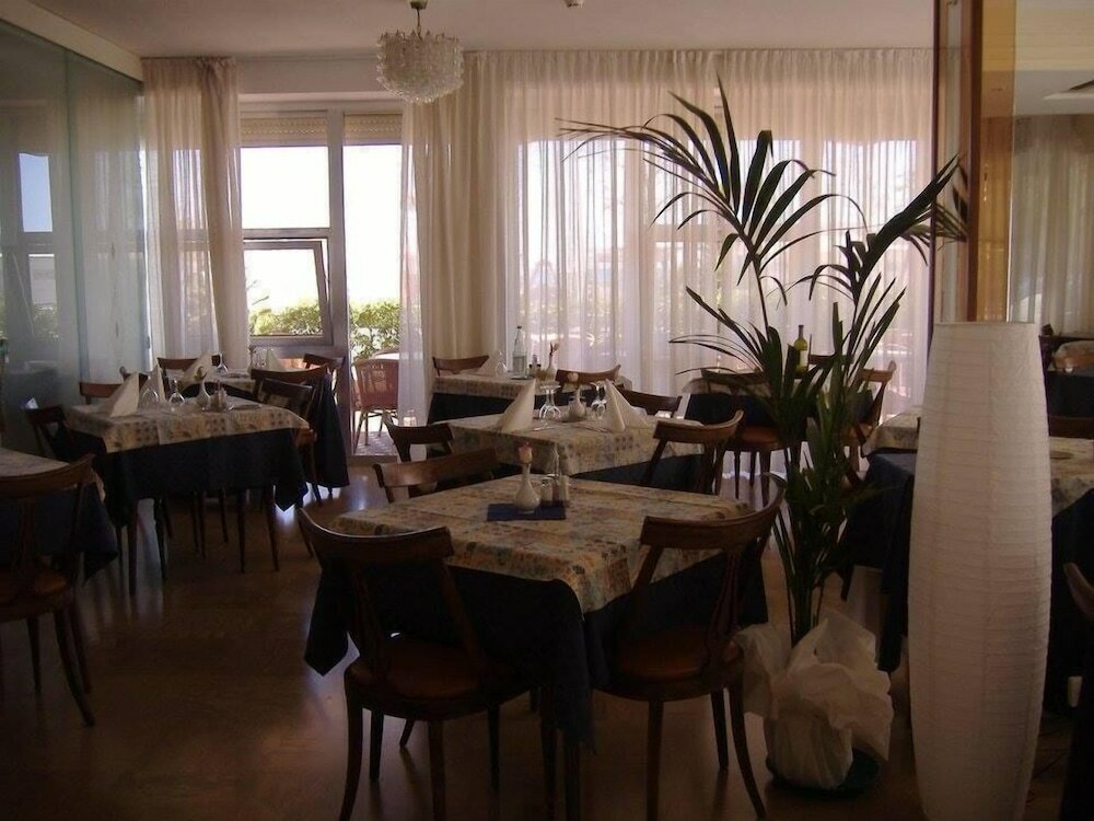 Фото Hotel Villa Rosa