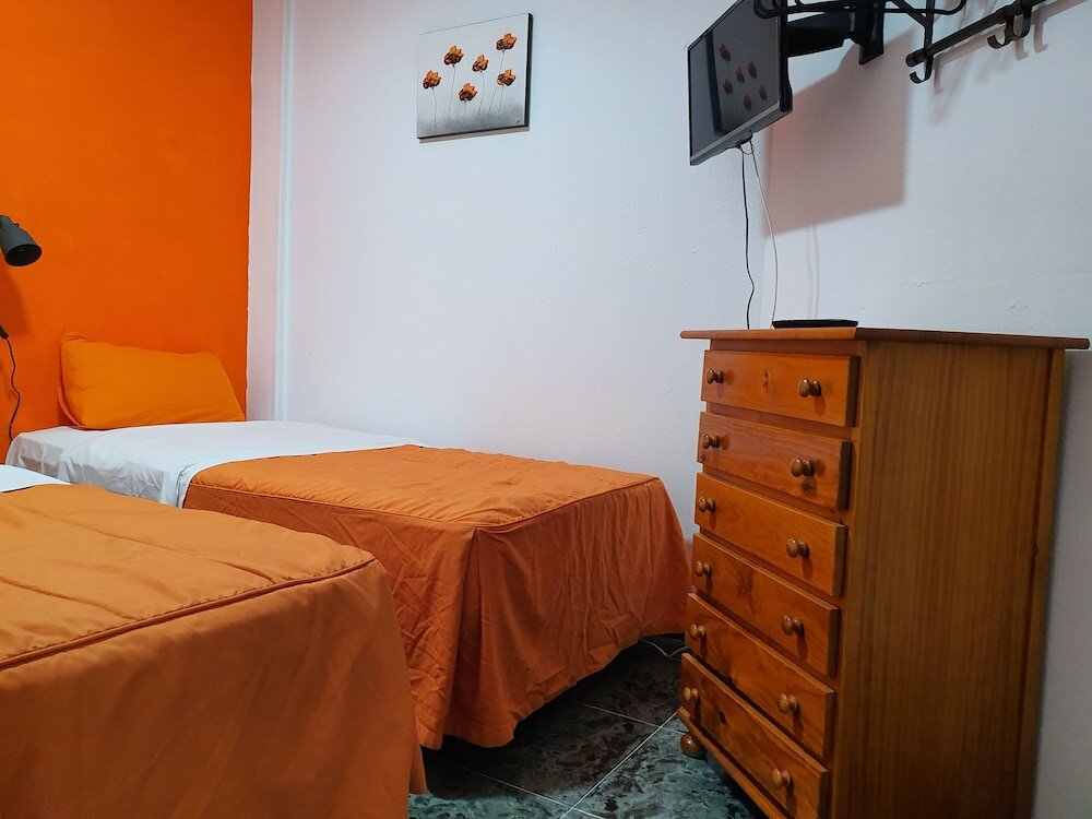 Фото Low Cost Room Plaza de Hierro II