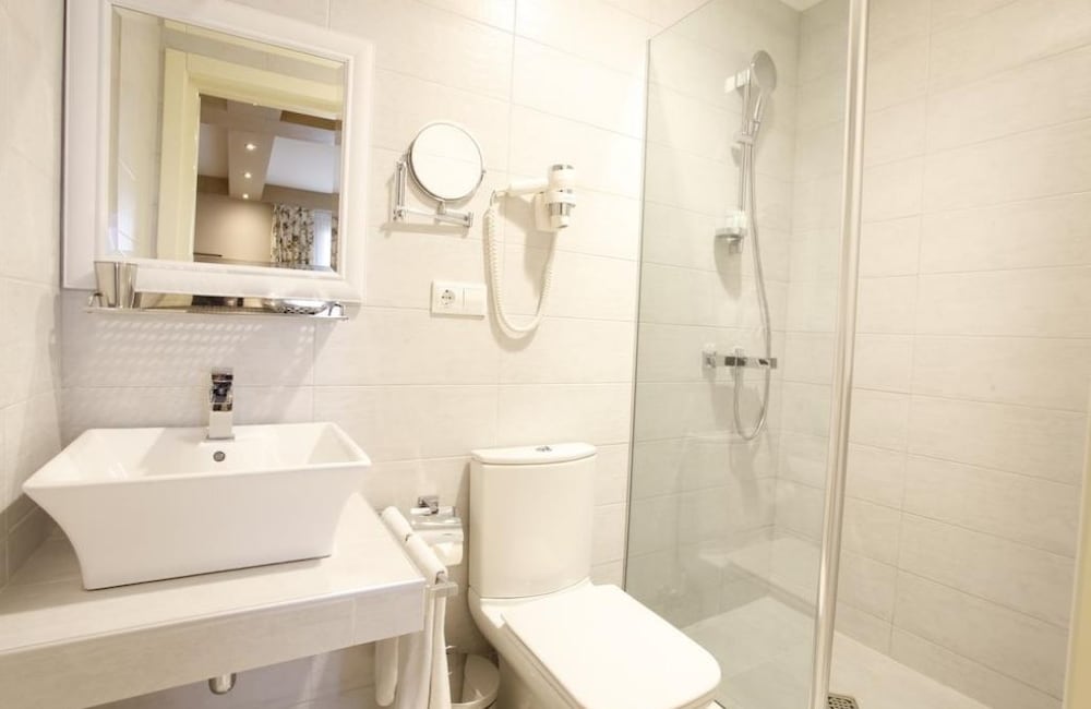 Фото Ambassadori Hotel