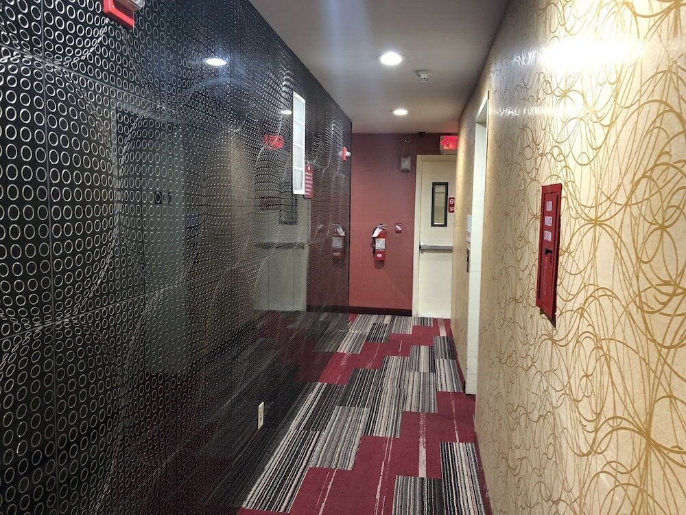 Фото Days Inn by Wyndham Brooklyn