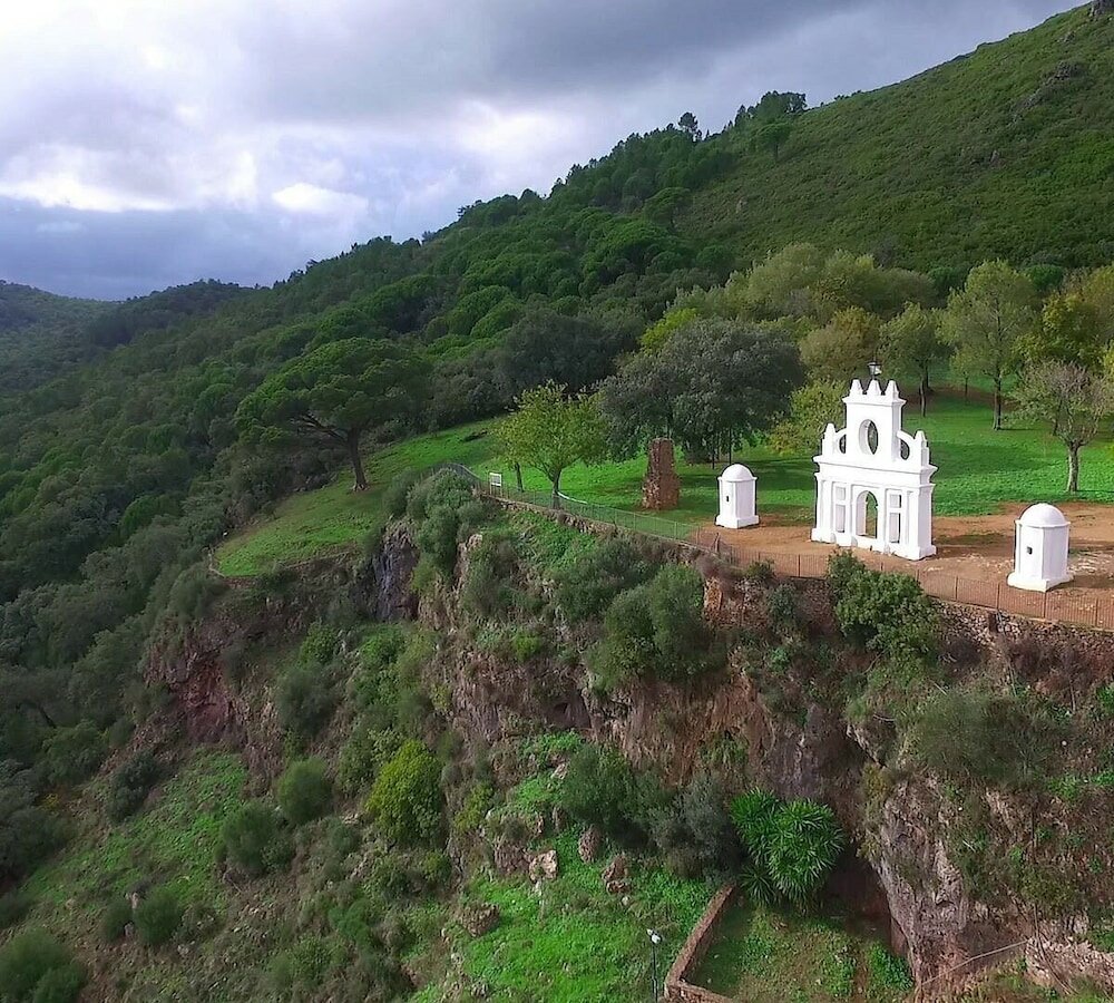 Фото Hotel Posada de Valdezufre