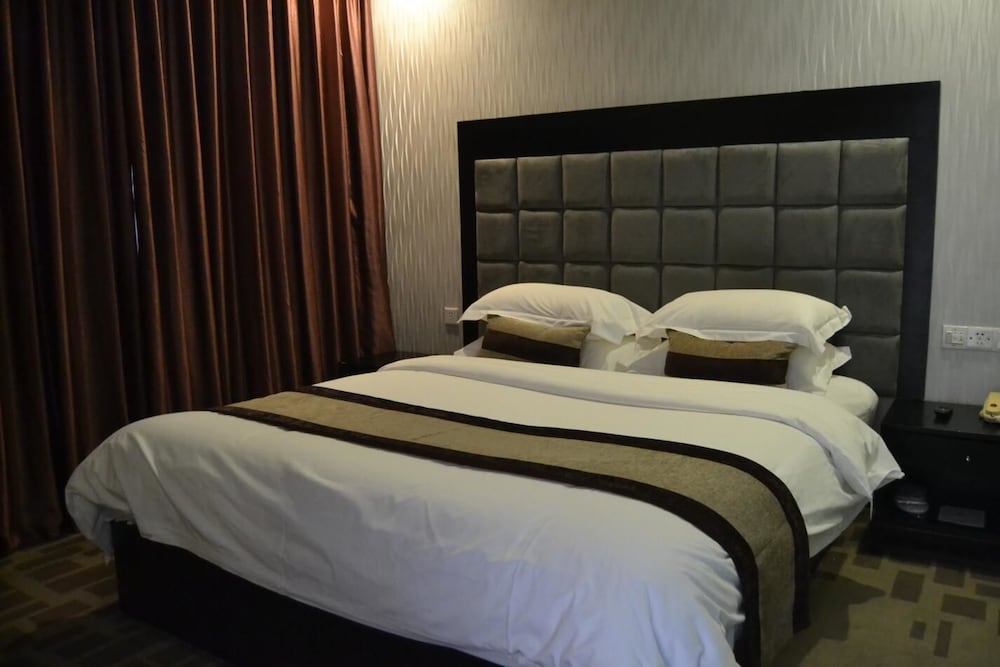 Фото Henry Business Hotel