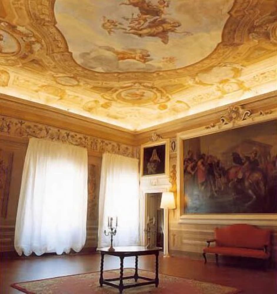 Фото Palazzo Tucci Residenza d'Epoca