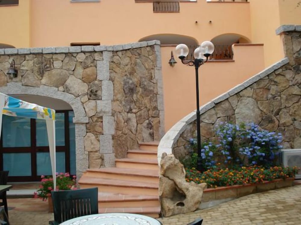 Фото Albergo Residenziale Li Troni