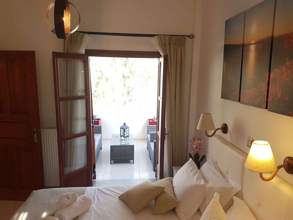 Фото Santorini Family Apartments