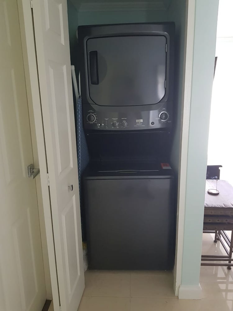 Фото New Kingston Apt at Kensington Court