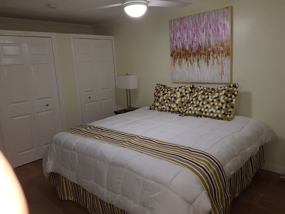 Фото New Kingston Apt at Kensington Court