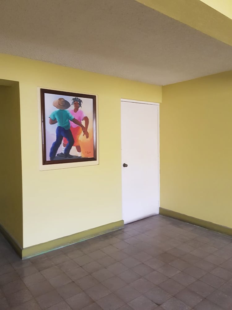 Фото New Kingston Apt at Kensington Court