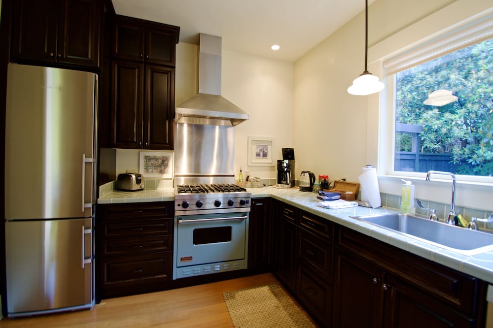 Фото Phinney Ridge Flat Backyard Oasis