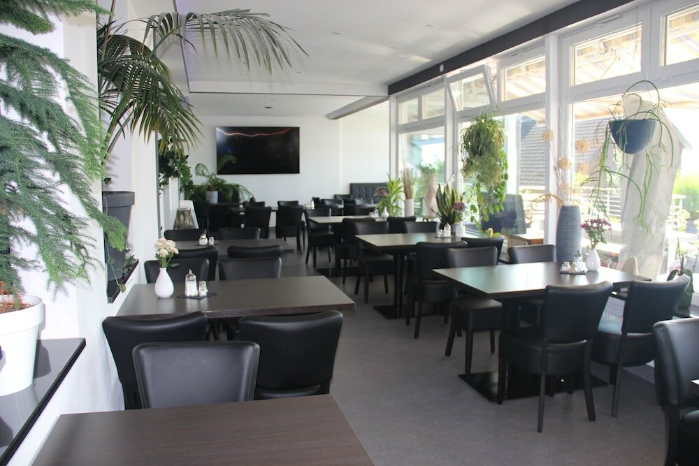 Фото Hotel Zum Halbmond