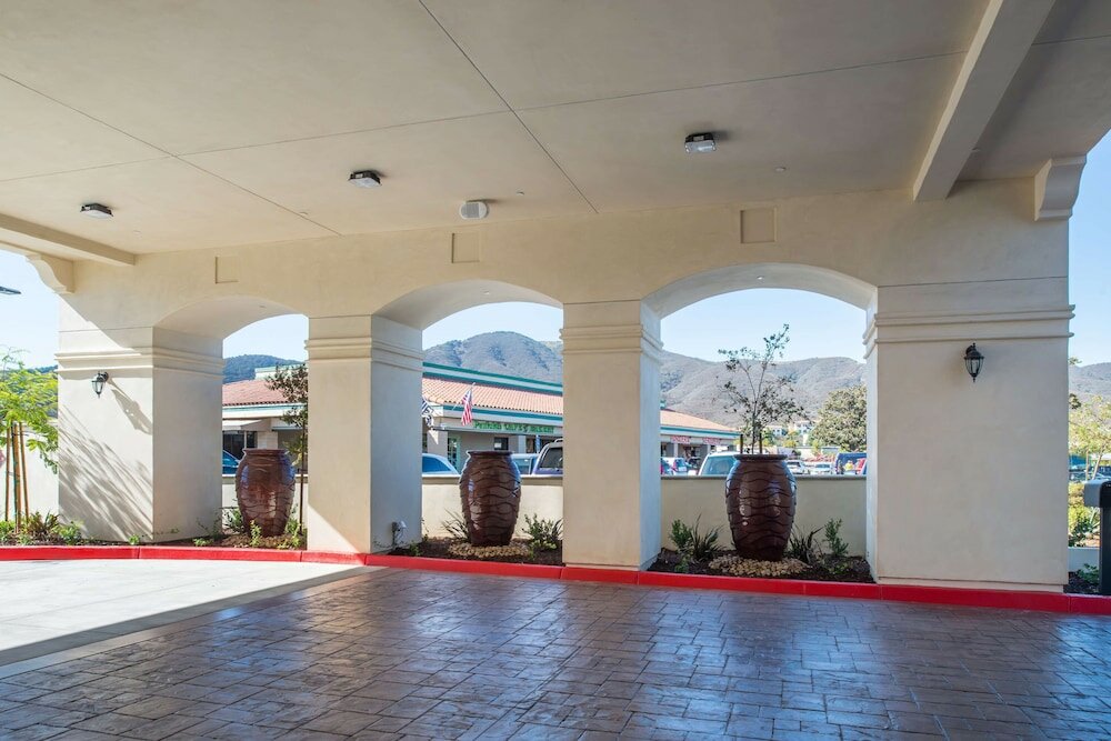 Фото Best Western Plus Temecula Wine Country Hotel &Suites