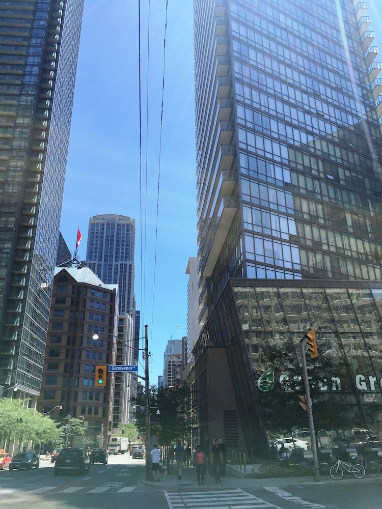 Фото Altitude Suites Bay Street by Teristo Group