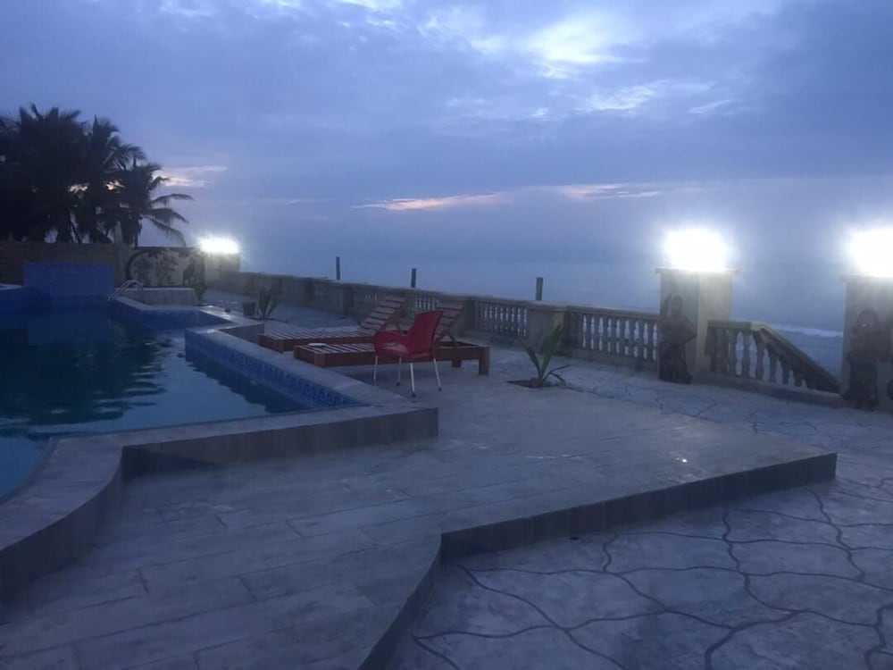 Фото Coconut Pointe Villa & Beach Resort