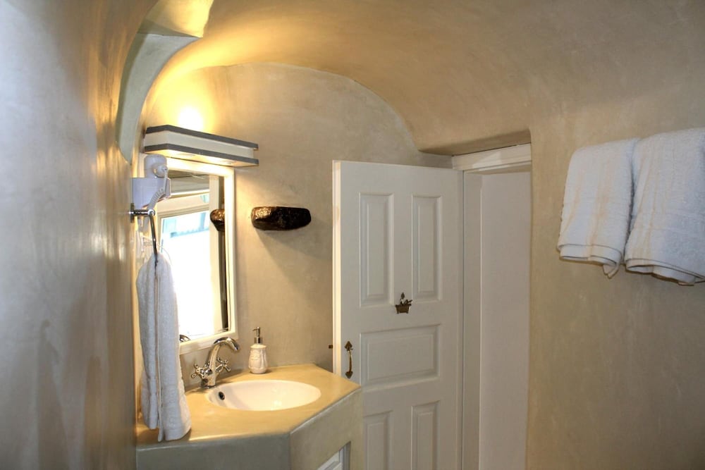 Фото Linos Suites