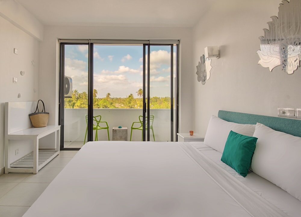 Фото J Ambalangoda