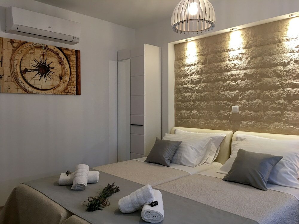 Фото Central Split Apartments and Rooms Paese
