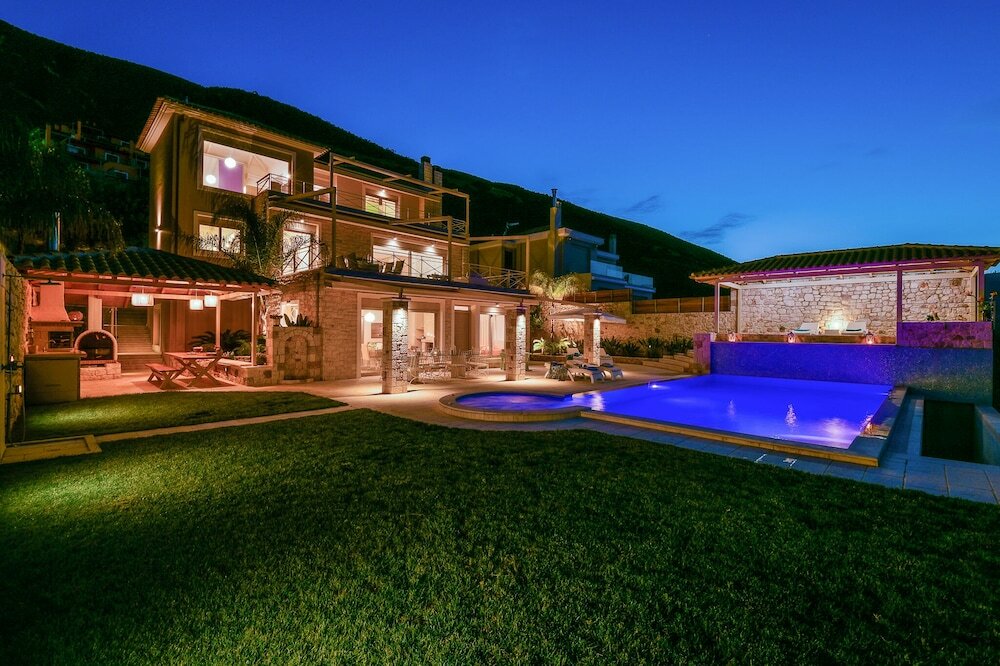 Фото Villa with Striking views over the infinity Pool