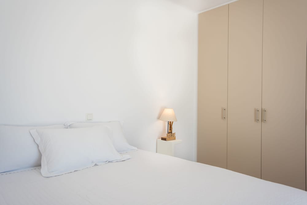 Фото Funky holiday home with pool, next to the beach by VillaRentalsgr