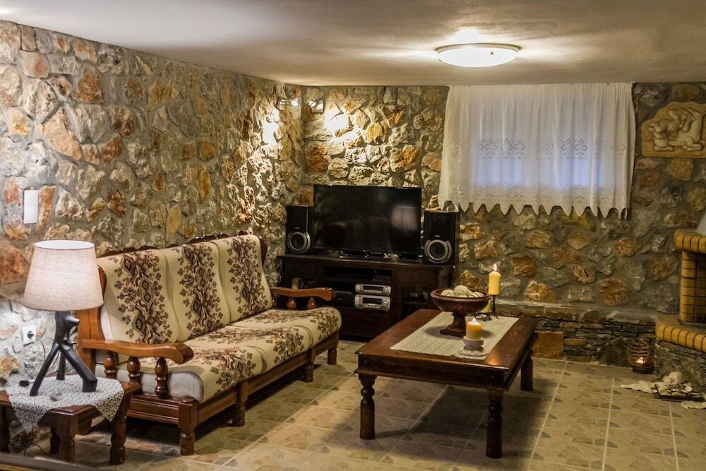 Фото Spacious home with garden in Marathonas