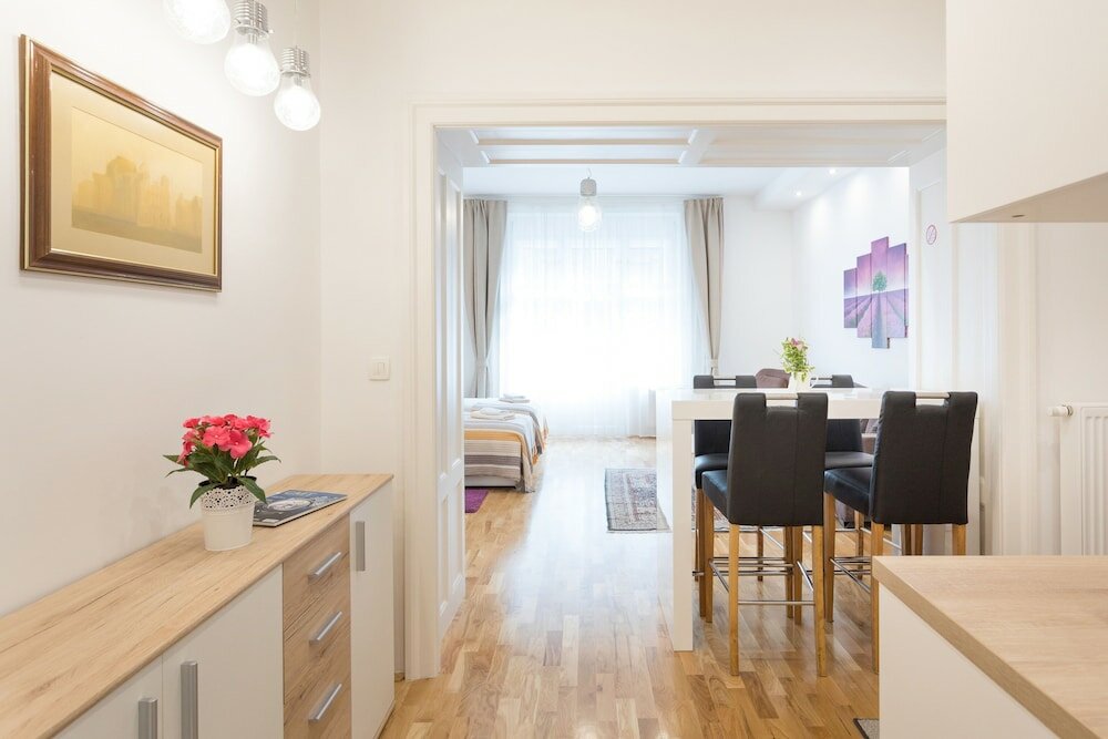 Фото Bright and Spacious Apartment in the City Center!