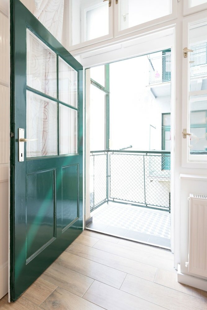 Фото Cute Studio With Beautiful Balcony in the Center!