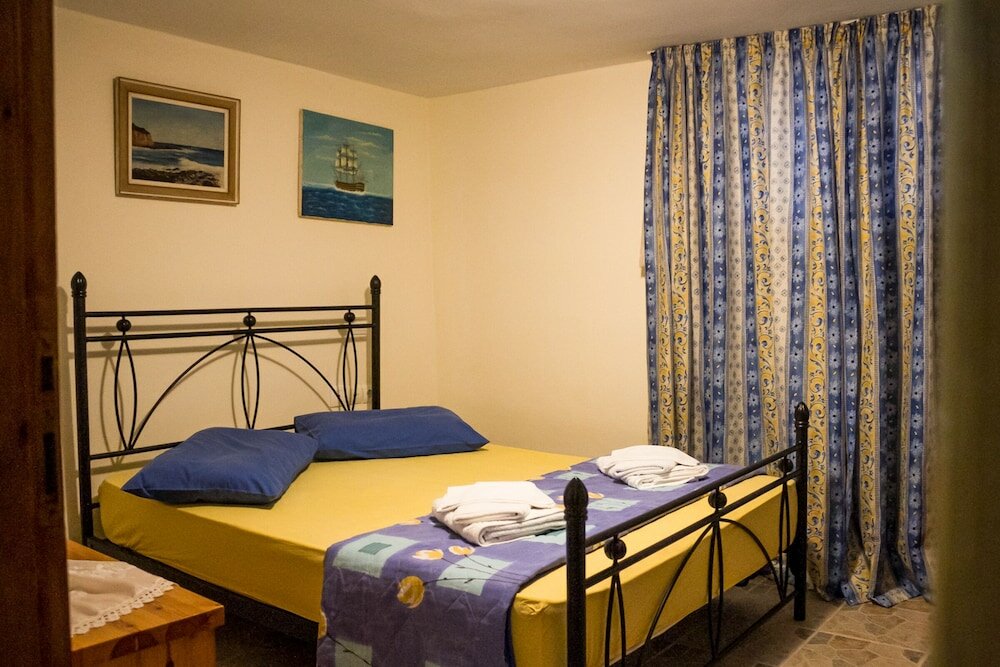 Фото Spacious home with garden in Marathonas