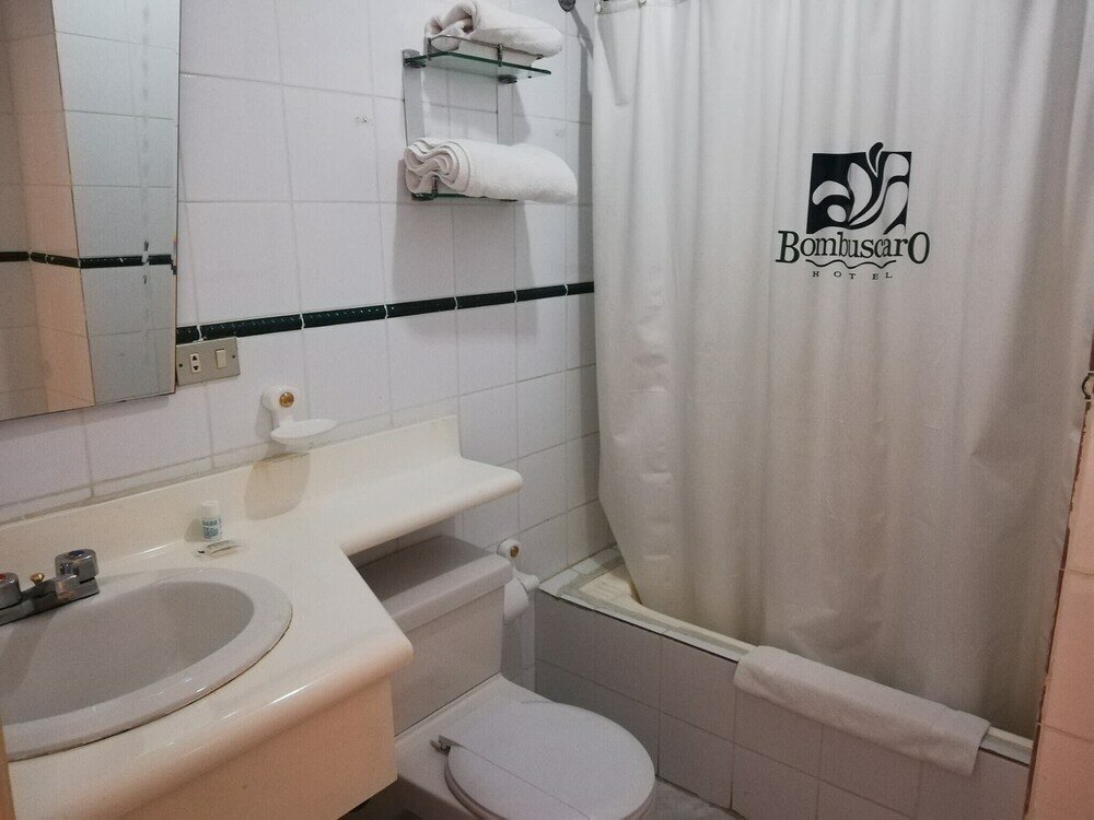 Фото Hotel Bombuscaro