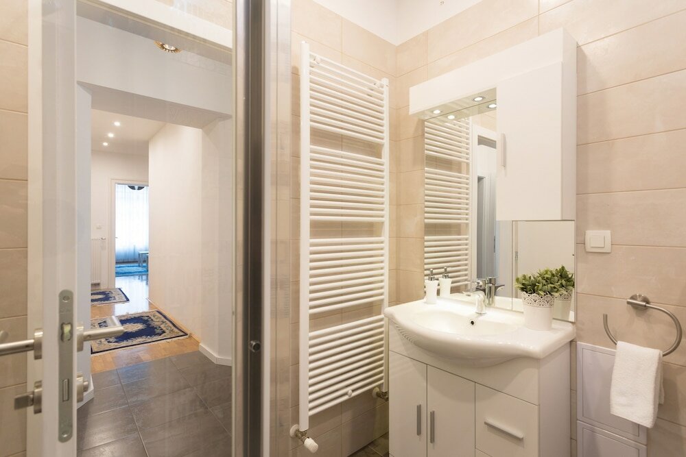 Фото Bright and Spacious Apartment in the City Center!