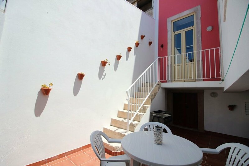 Гостиница Old Town House in Figueira da Foz Near Beach в Фигейра да Фош