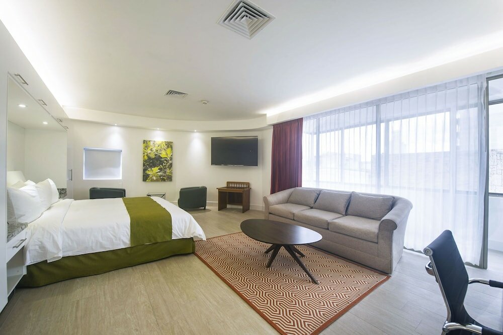 Фото Balmoral Suites