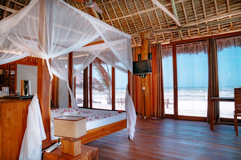 Фото Tiki Beach Club and Resort