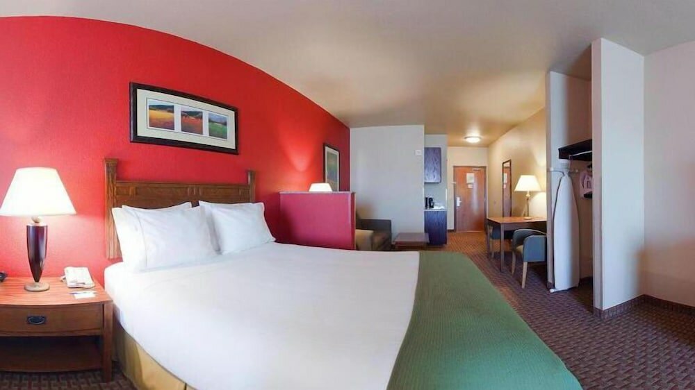 Фото Baymont Inn & Suites by Wyndham Sturgis