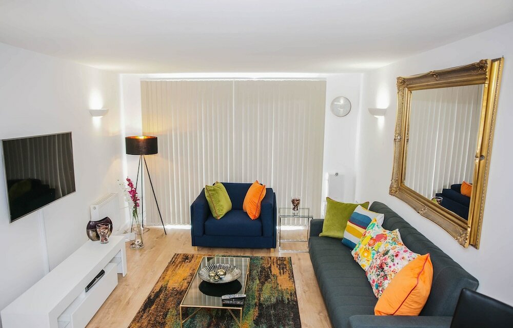 Фото Riverside 2 Bed Apartment