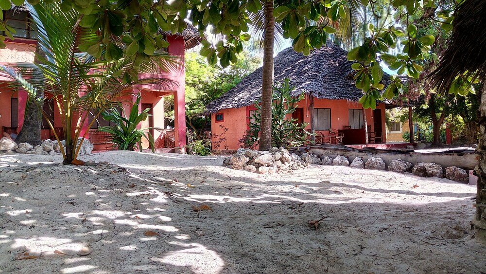 Фото Twisted Palms Lodge & Restaurant