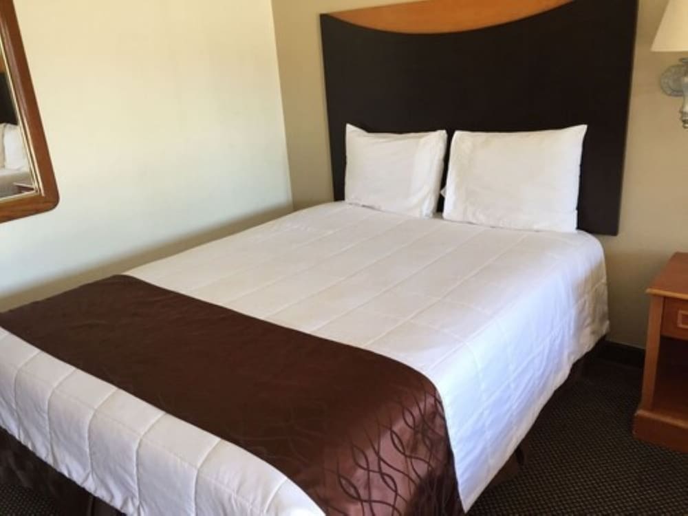 Фото Town and Country Inn