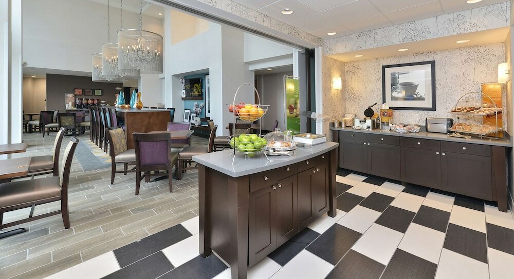 Фото Hampton Inn & Suites Des Moines Downtown