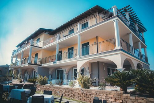 Внешний вид отеля Hotel Splendid Sole в Манерба-дель-Гарде, фото 1