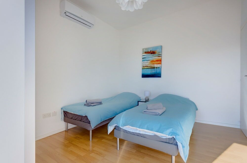 Фото Modern 2 Bedroom Seaview Apartment